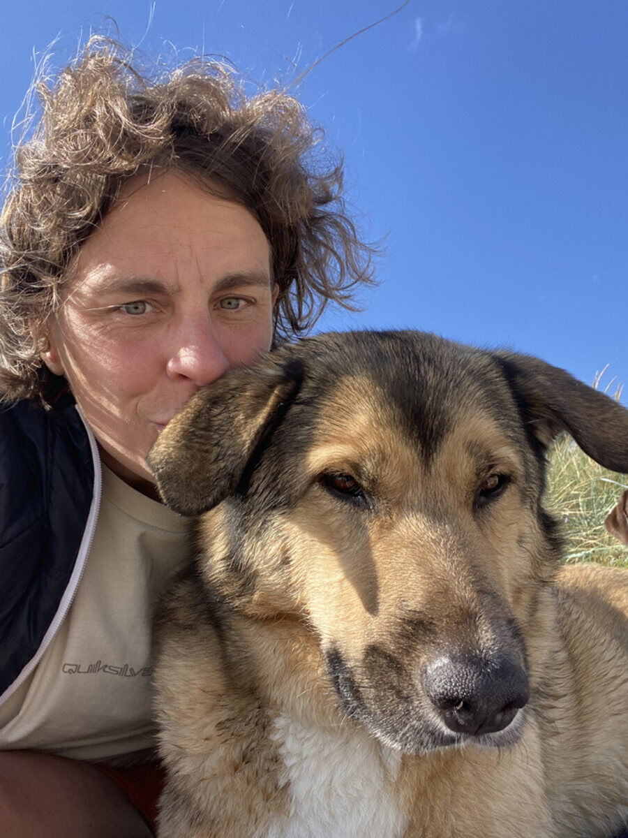 Sandra Hörder mit ihrem Hund Paul, Nahaufnahme